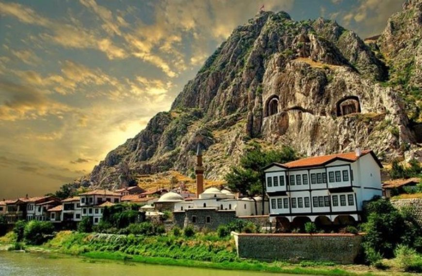 Surrounded by lush forests, Amasya is a scenic and picturesque city situated on the banks of the Yeşilırmak River